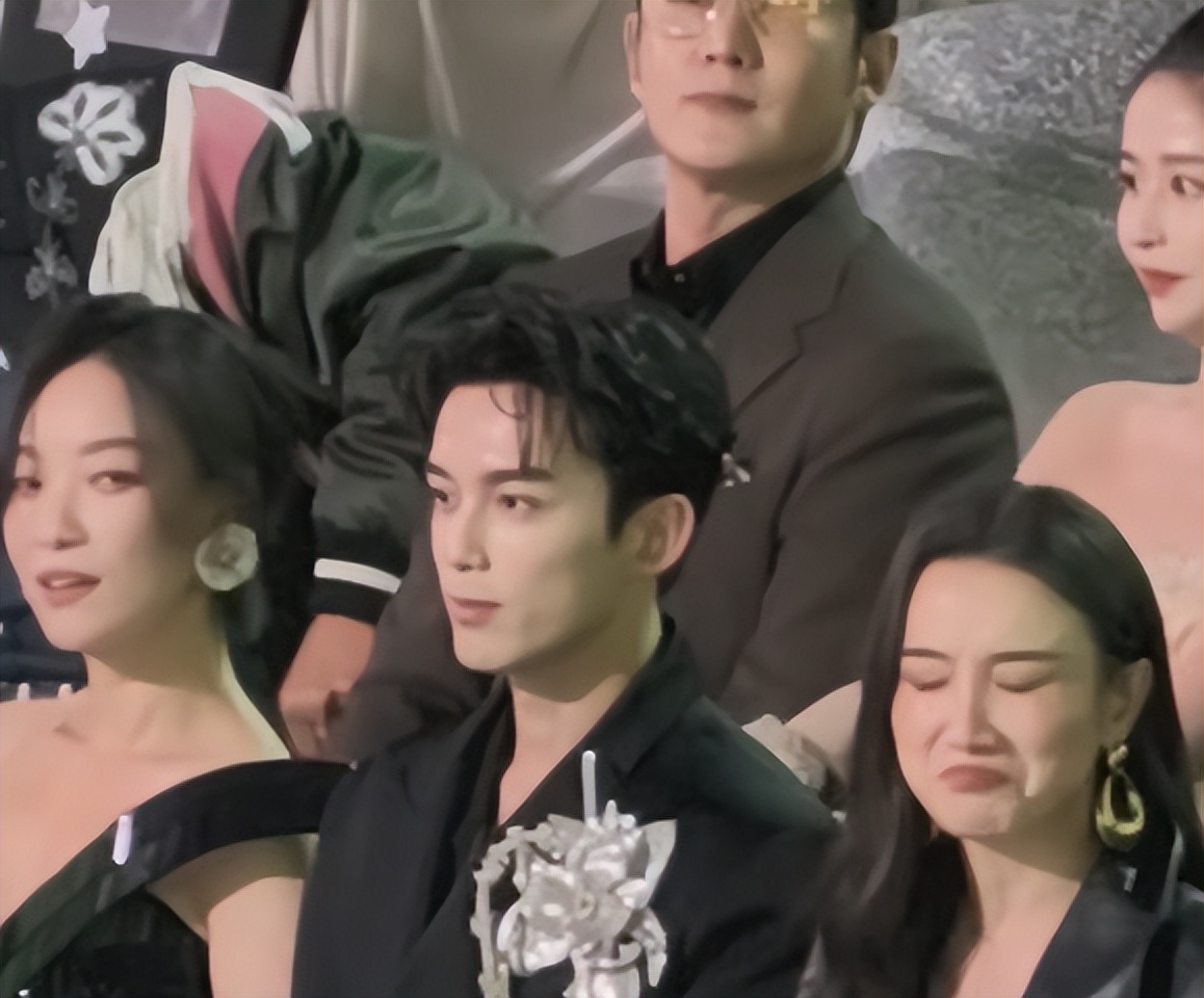 抢C事件重现？星光大赏，25岁女演员疑似抢位，粉丝为其证明清白