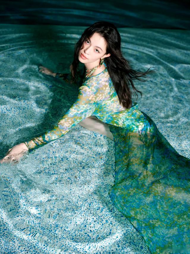 钟楚曦眼睛亮晶晶的美人鱼，身材那么好