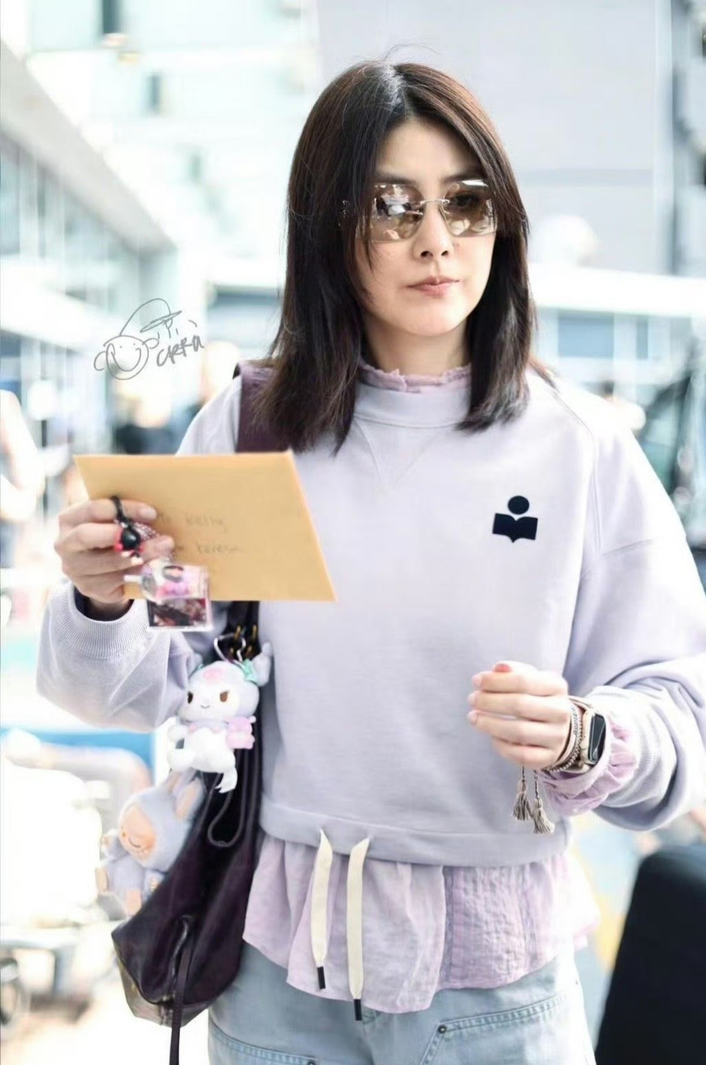 陈慧琳香芋紫卫衣配牛仔裤，减龄又时髦，完全看不出年龄～ ???