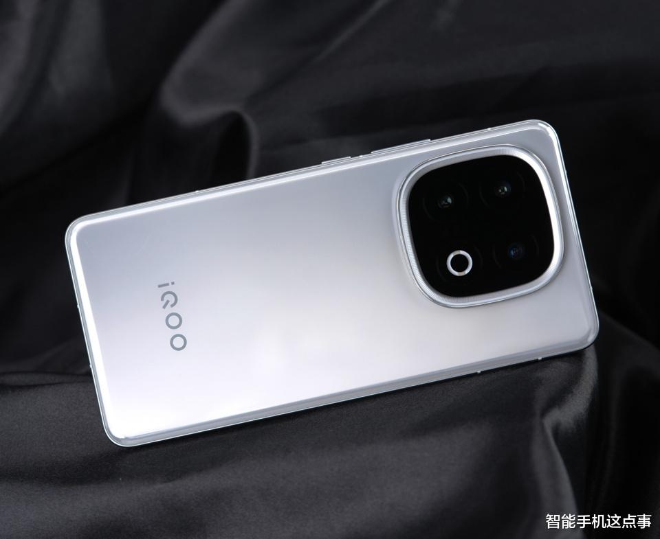 iQOO 15與真我GT8 Pro均再次被確認：十月登場，誰會上更勝一籌？