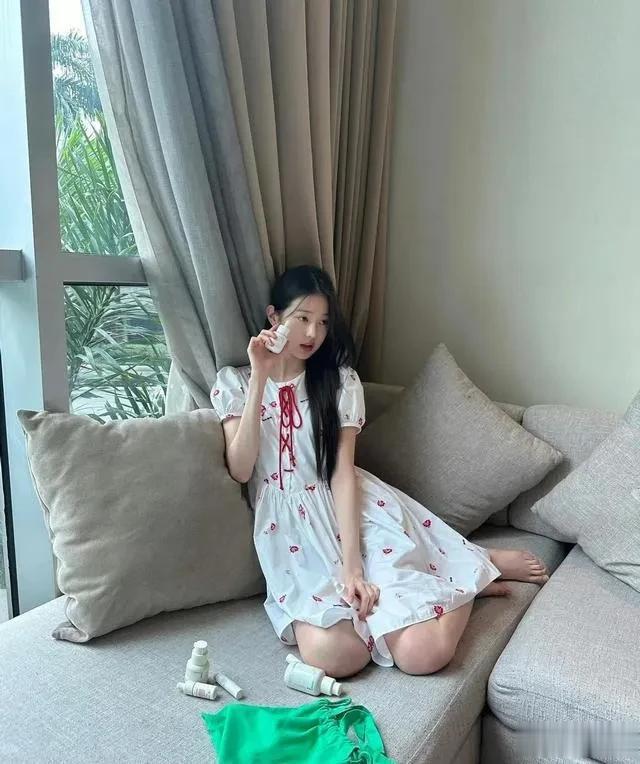 韩国女团张元英最近几个月发的照片越来越大胆了,不过这脚确实美