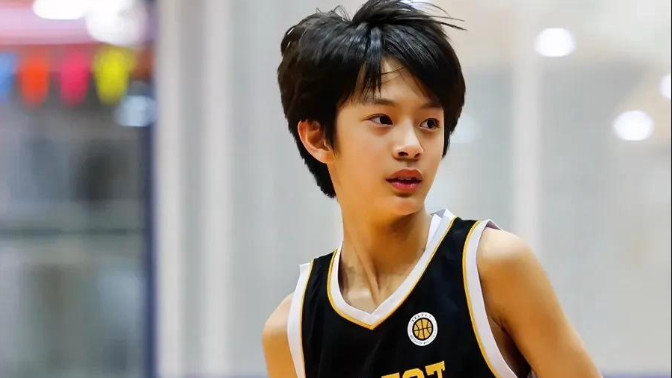 邓超儿子帅到认不出！14岁身高1米7比孙俪高，梦想打CBA职业联赛