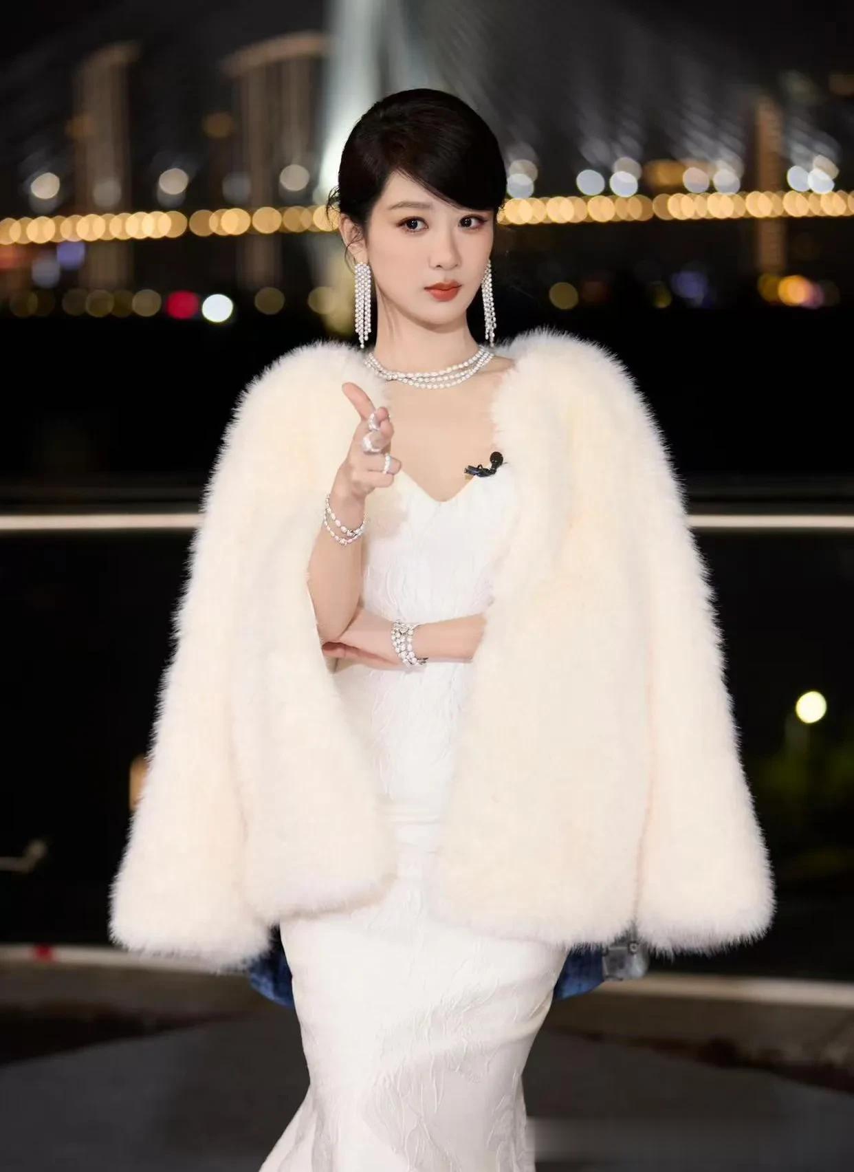 杨紫换风格后气质更惊艳！穿抹胸鱼尾白裙+皮草，优雅又贵气！