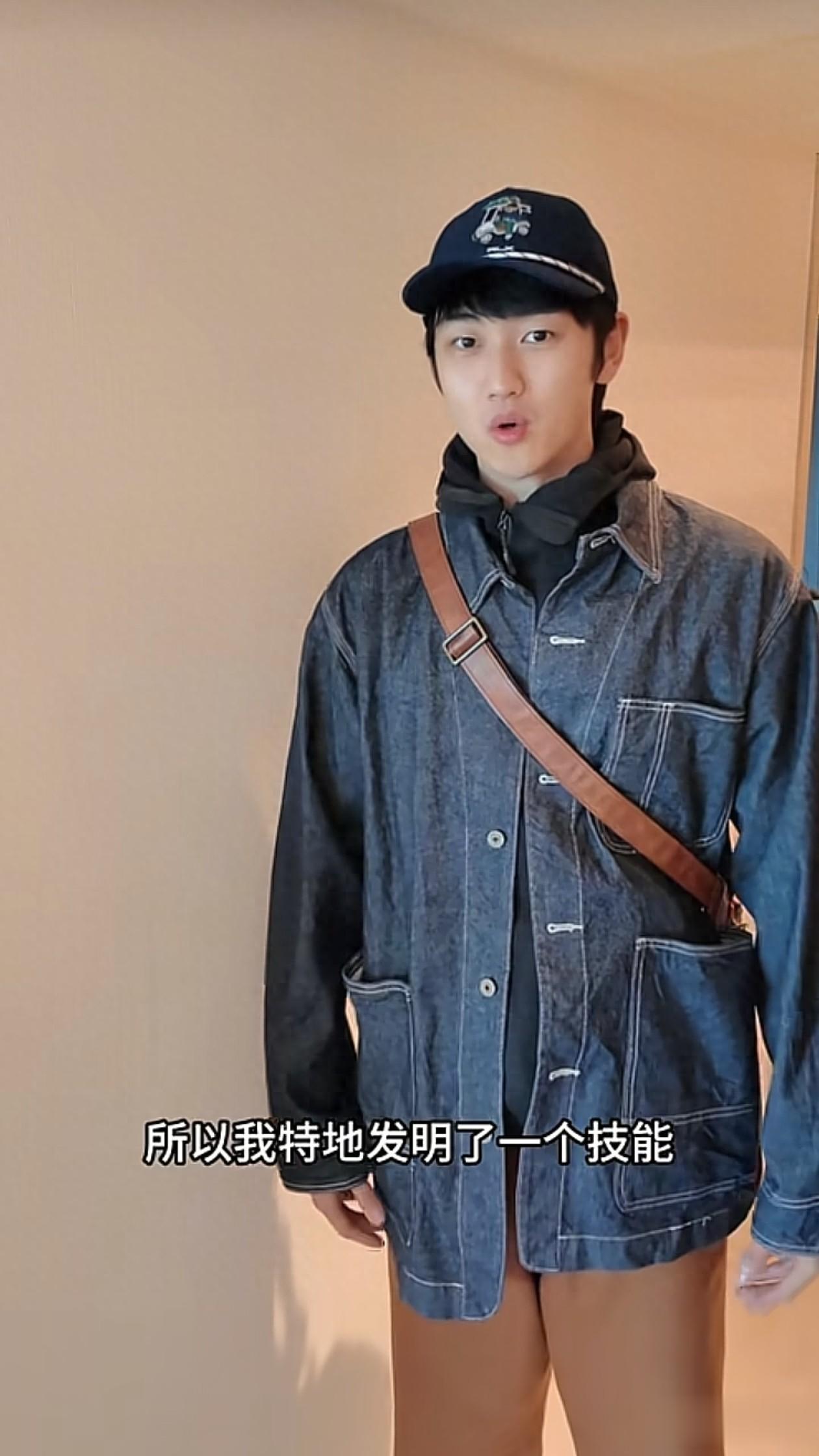 42岁金莎与25岁孙丞潇合体！她背着书包像小姑娘，看不出差17岁