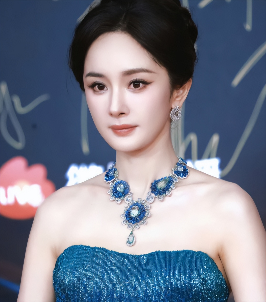 北京这一夜，妖艳四射的杨幂和白鹿，却败给了全裹出镜的65岁迟蓬