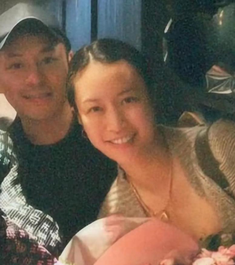 郭晶晶再当大嫂!娜然霍启山同游意大利,和新婚二嫂排队相聊甚欢