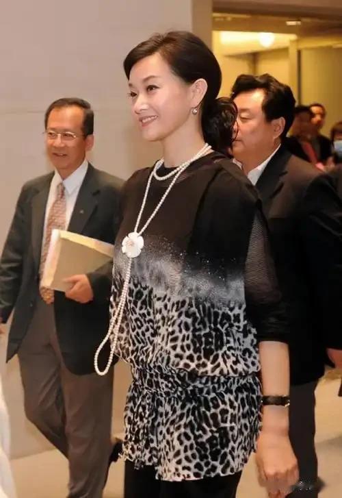 58岁宋祖英罕见露面，短发造型惊艳，皮肤光泽Q弹，岁月不败美人