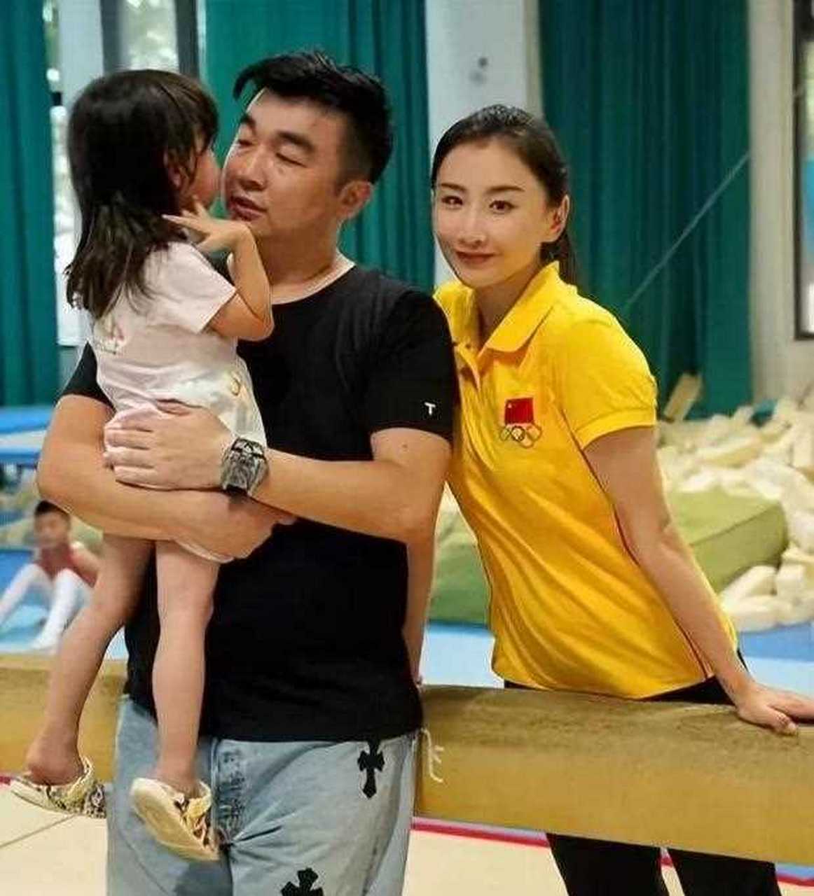 和陈一冰分手8年后，她与二婚名导未婚先孕，如今不上班享受生活