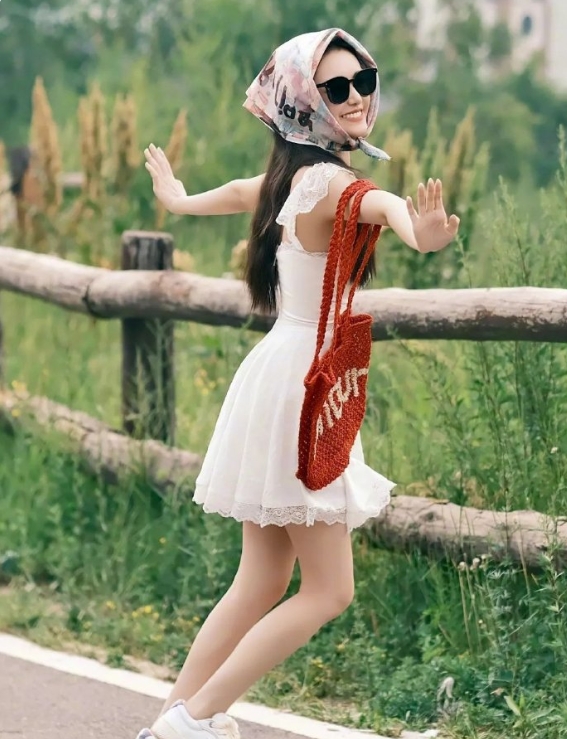 蒋依依的一身白色蕾丝裙,才是青春的模样吧