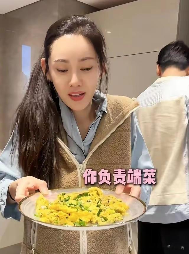 秋瓷炫拍戏回家，获公公8菜接风，一句“女儿”把跨国亲情焊死！