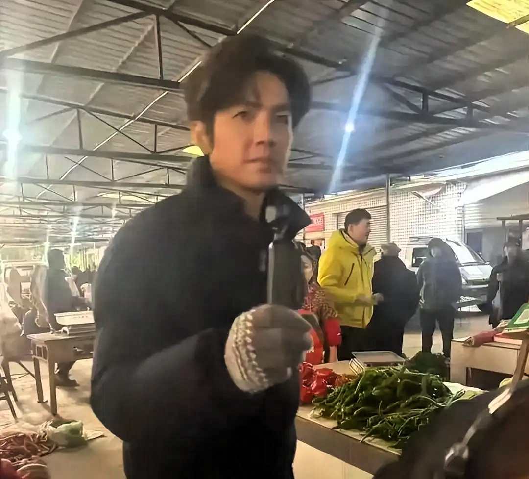 52岁钟汉良近照曝光，摆摊卖菜白发藏不住，状态引唏嘘