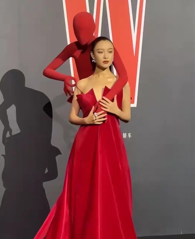 2025光影盛典全记录：热巴裹黑裙杀疯85花 唐嫣“大姨盘头”