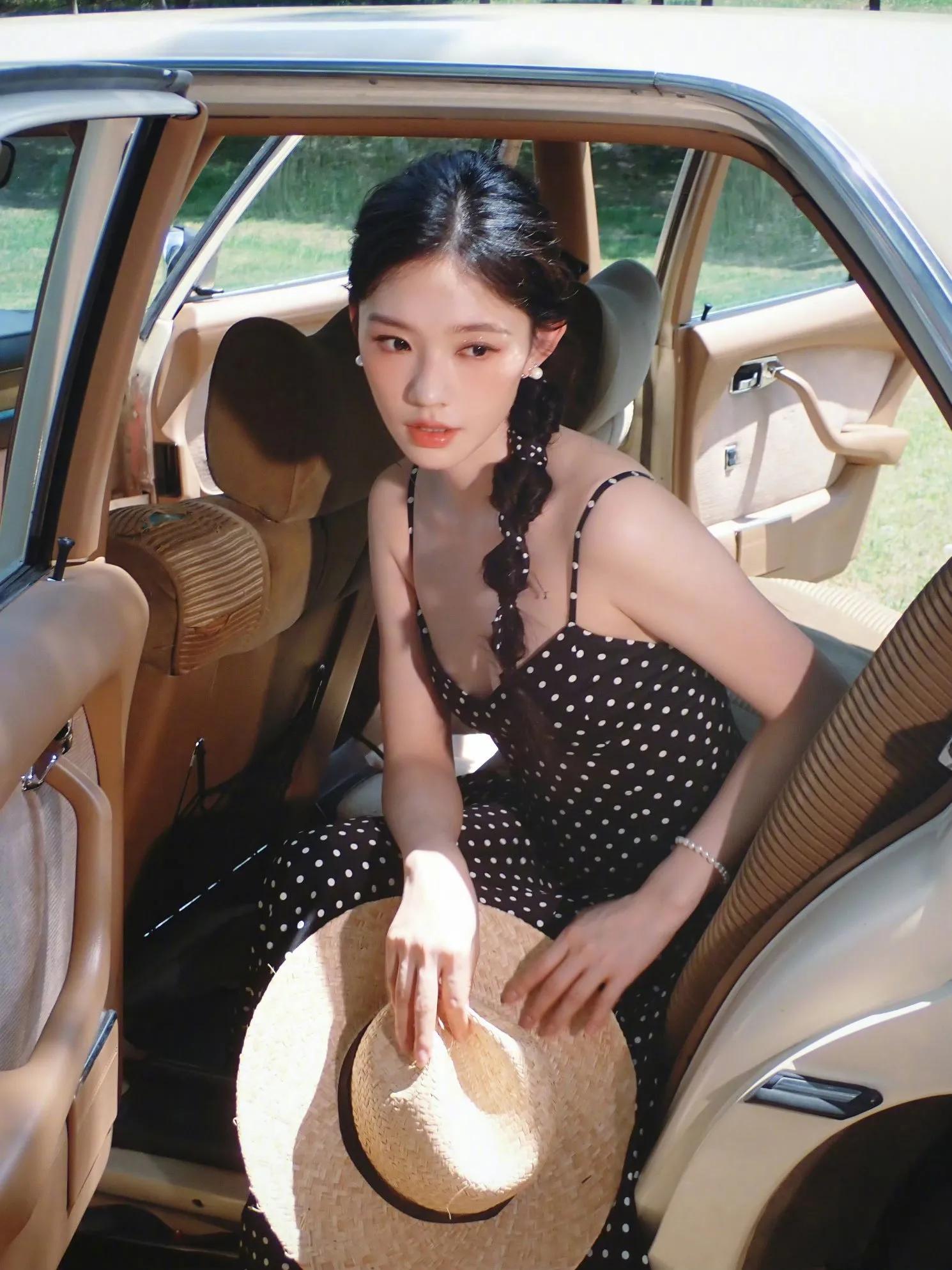 林允性感吊带裙