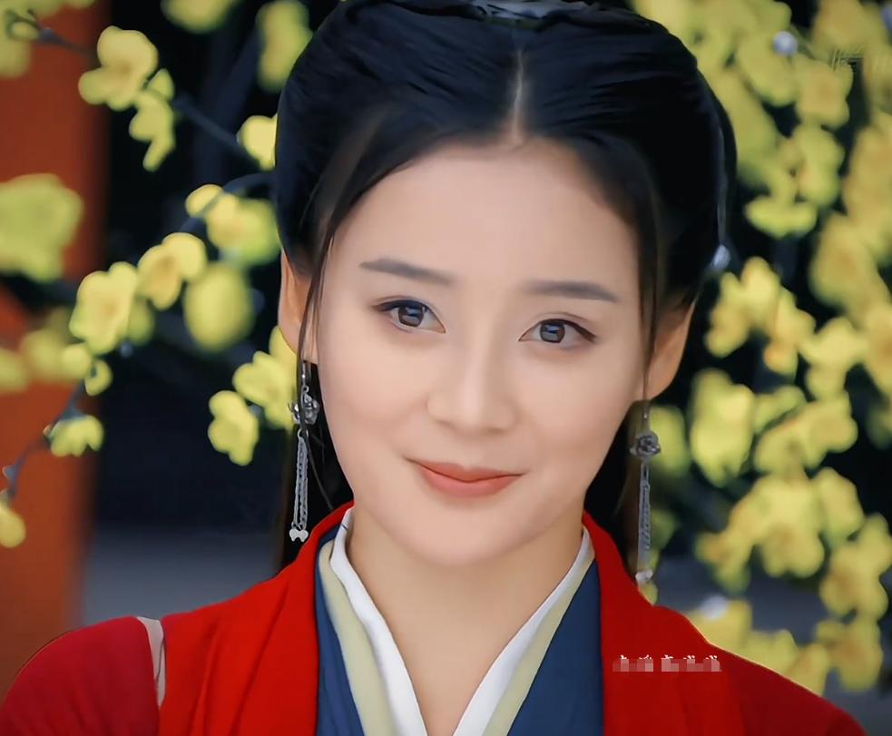 袁姗姗线下被偶遇，穿大棉袄坐路边吃面，生图五官立体但有姨味