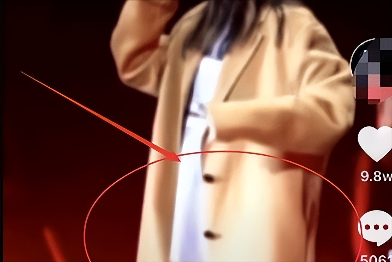 闭嘴、伸腿、泼黑水！不愧是“内娱姐妹花”，就连塌房都十分默契