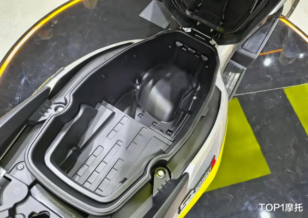 米兰车展丨无极SR125 GTS首次亮相,战斗感十足的龙骨踏板