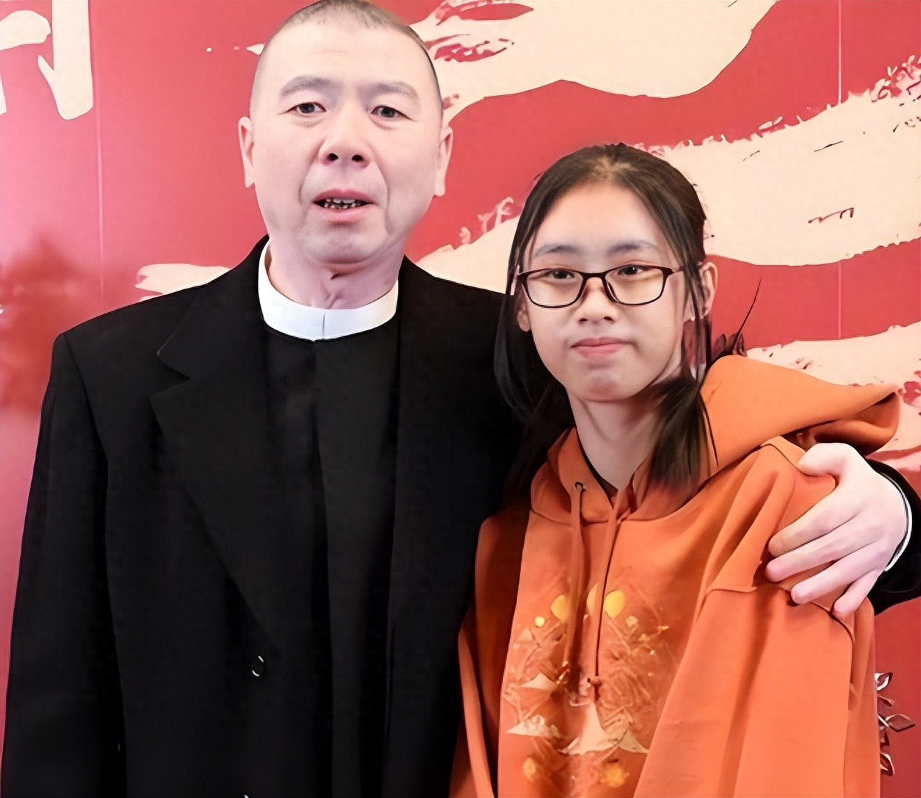 冯小刚也意想不到, 养女躲闪的表情, 暴露了他跟徐帆的真实婚姻状况