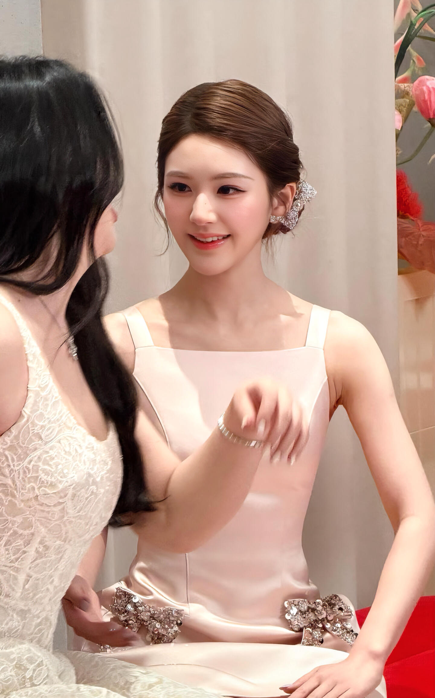 赵露思身披皮草大衣看秀，盘发戴蝴蝶结发卡，好贵气