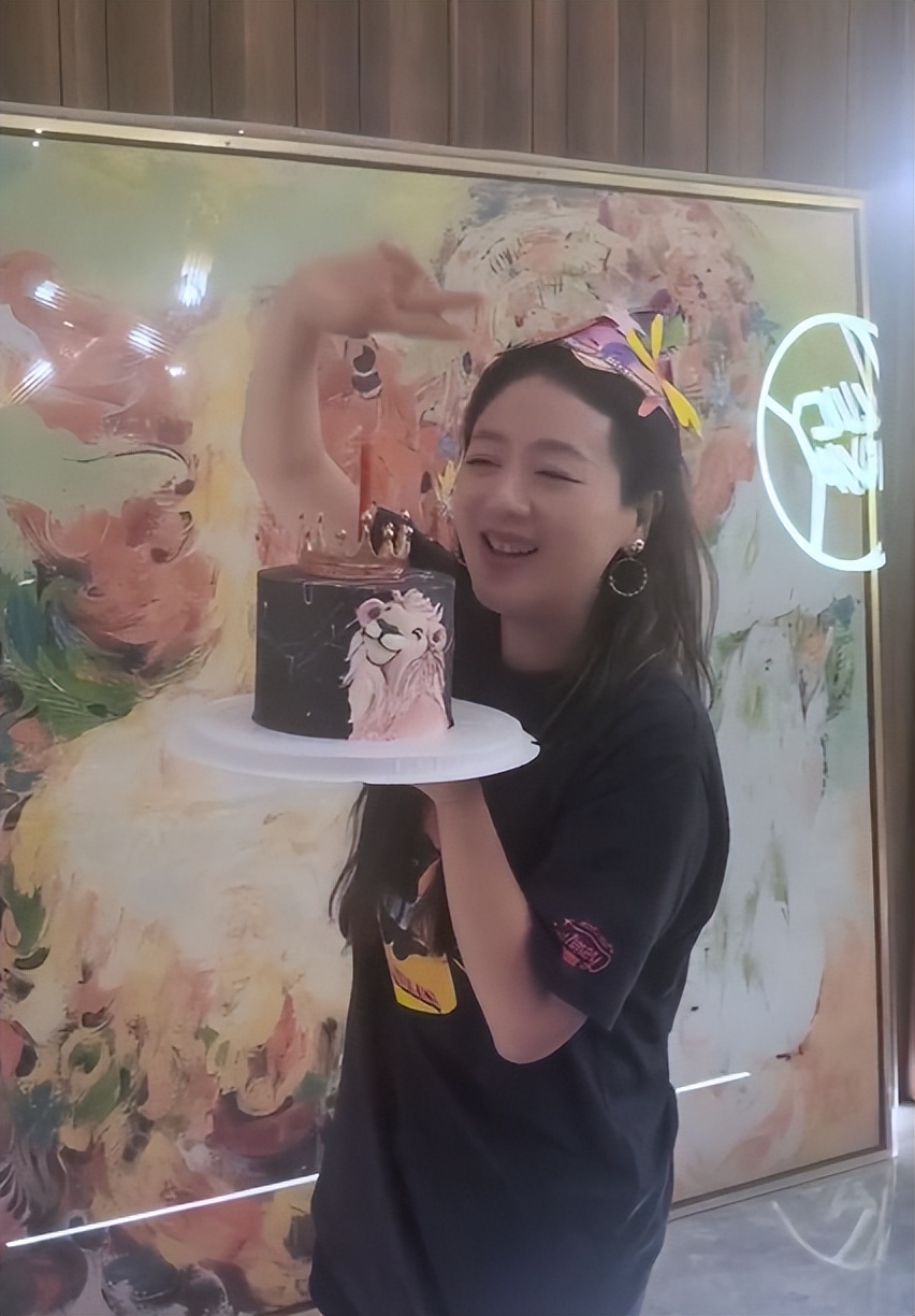 经超夫妇现身机场,小李琳素颜憔悴眼神木讷,被嘲似在“更年期”