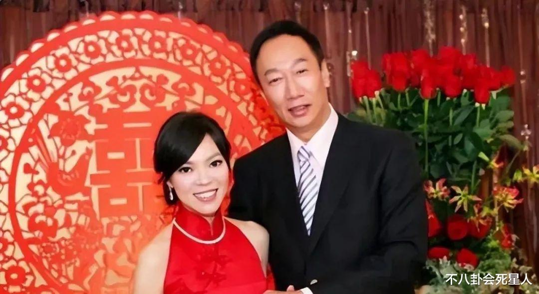 50岁百亿阔太现身名媛圈,皮肤白嫩似少女,为74岁丈夫生3个孩子