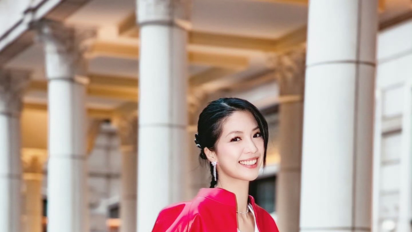 TVB力捧小花努力拼事业！被指与帅气小生感情生变，密友接连爆料