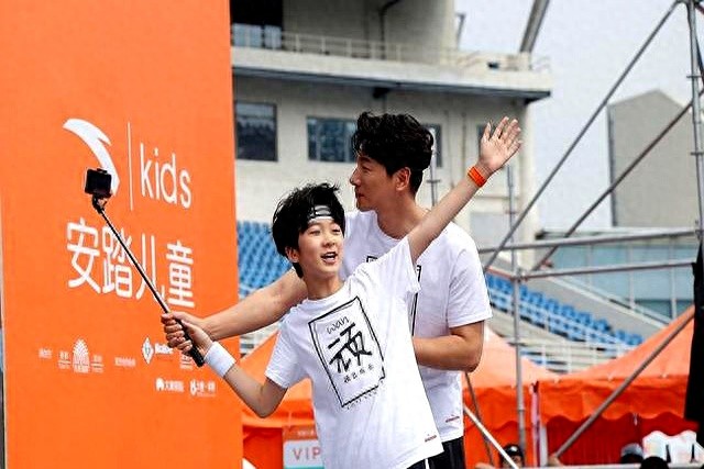 张亮儿子不服管，曝天天在国外搞大女同学肚子，女方父母正闹着！