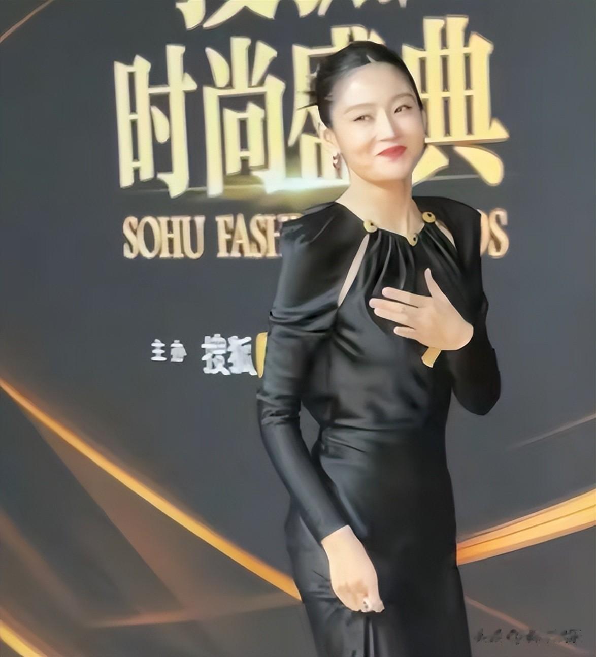 北京这一夜：有人摔倒后，反而更美，有人浓妆净出洋相，真热闹