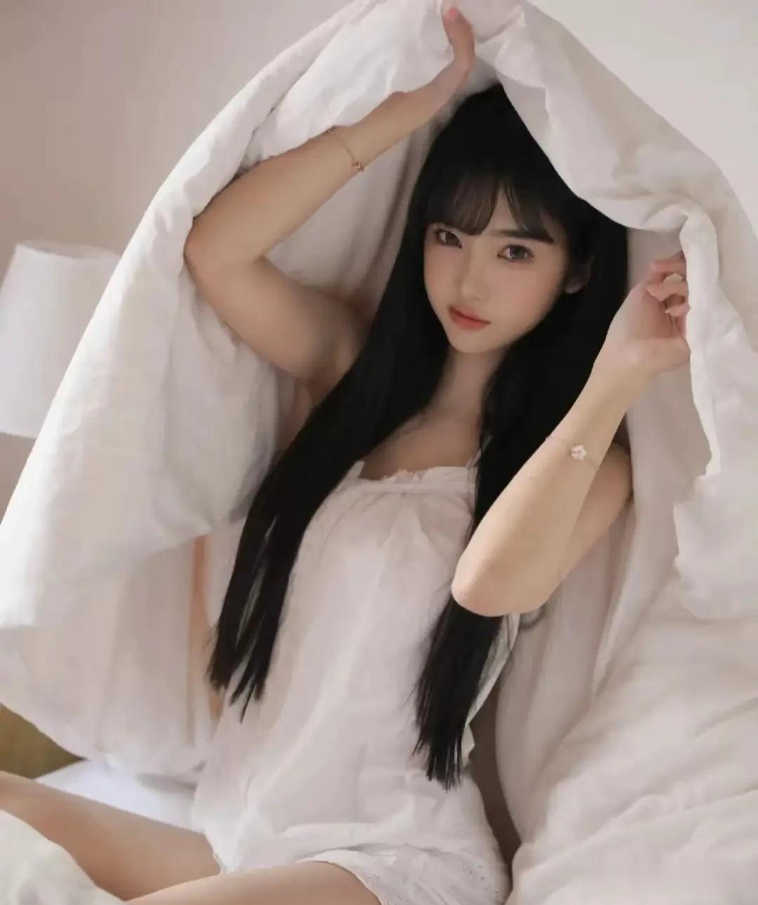 林俊杰恋情实锤，小20岁女友不是花瓶，“老牛吃嫩草”的吐槽真冤