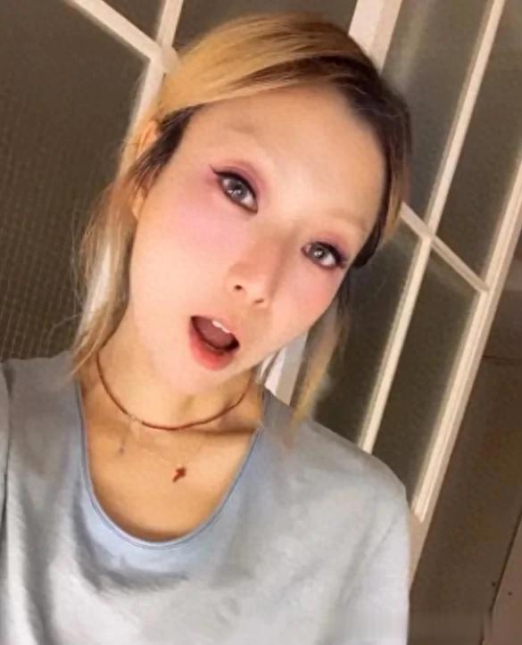 郑秀文晒视频：皮肤紧致不惧怼脸拍，精神饱满心情佳！