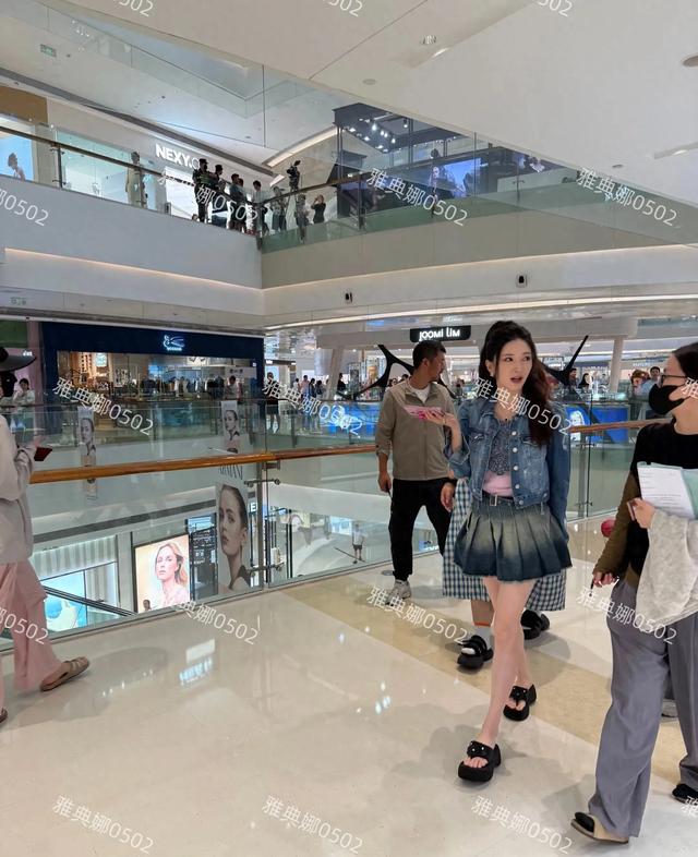 成都万象城偶遇江疏影，她脸胖了很多，快40了还嘟嘴扮可爱很违和