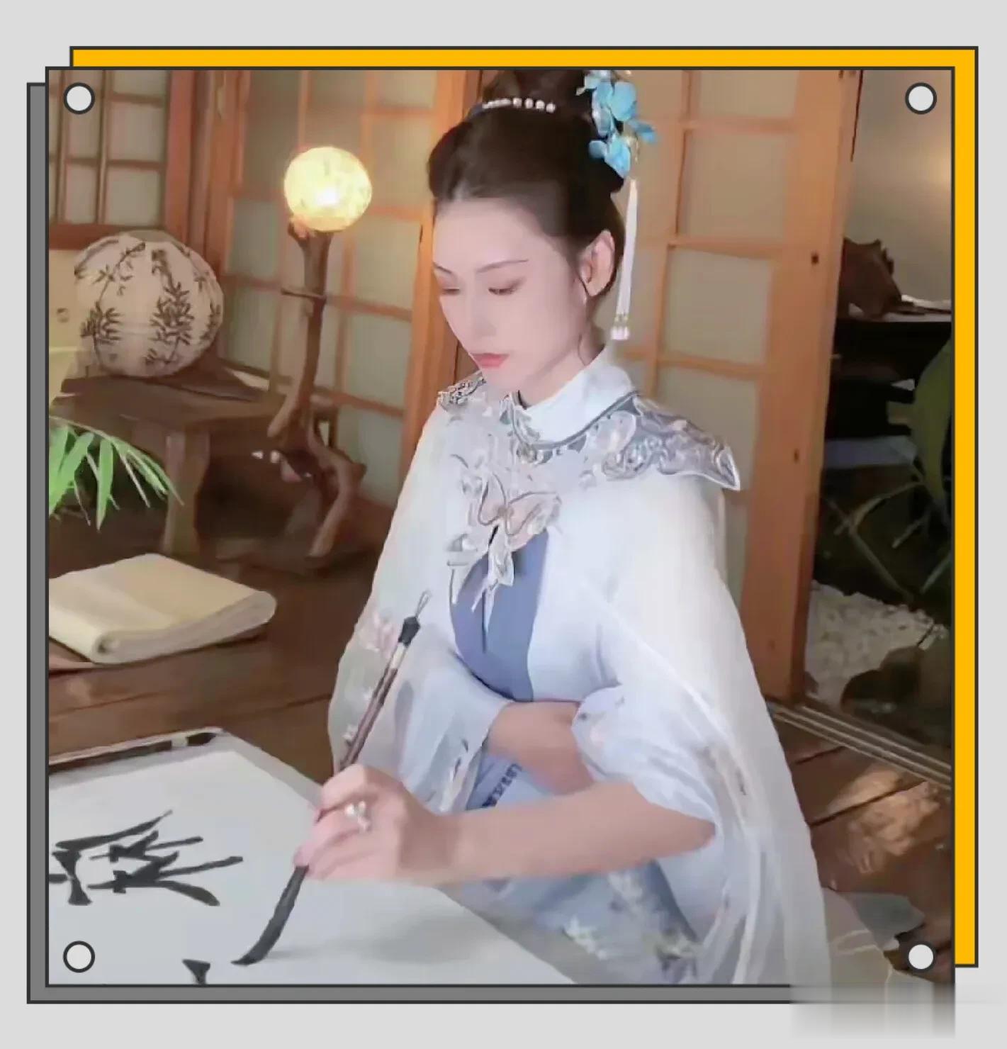 马筱梅三里屯喝咖啡被偶遇，怀孕七八个月，皮肤白皙，少女感十足