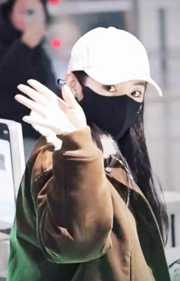 陈丽君穿毛绒领外套配棒球帽,清冷又精致,颜值气质双在线