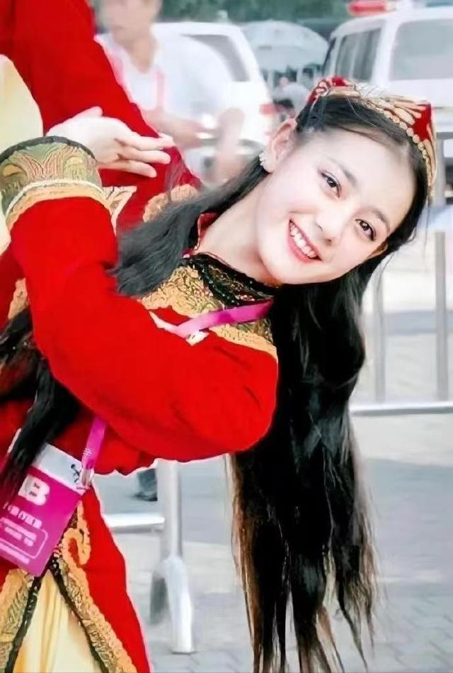 迪丽热巴婴儿照曝光！鼻梁20年未变？整容医生集体沉默！