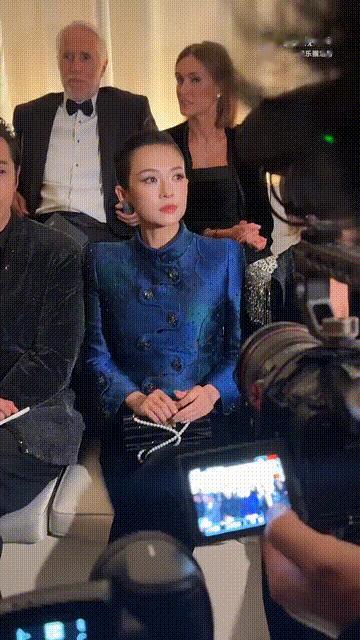 章子怡重返米兰时装周,一身蓝色阿玛尼很贵气,和胡歌坐一起养眼