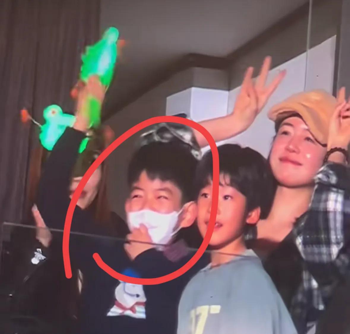 陈妍希带儿子，和谢楠一起去看陆虎演唱会，星星浓眉大眼颜值超高