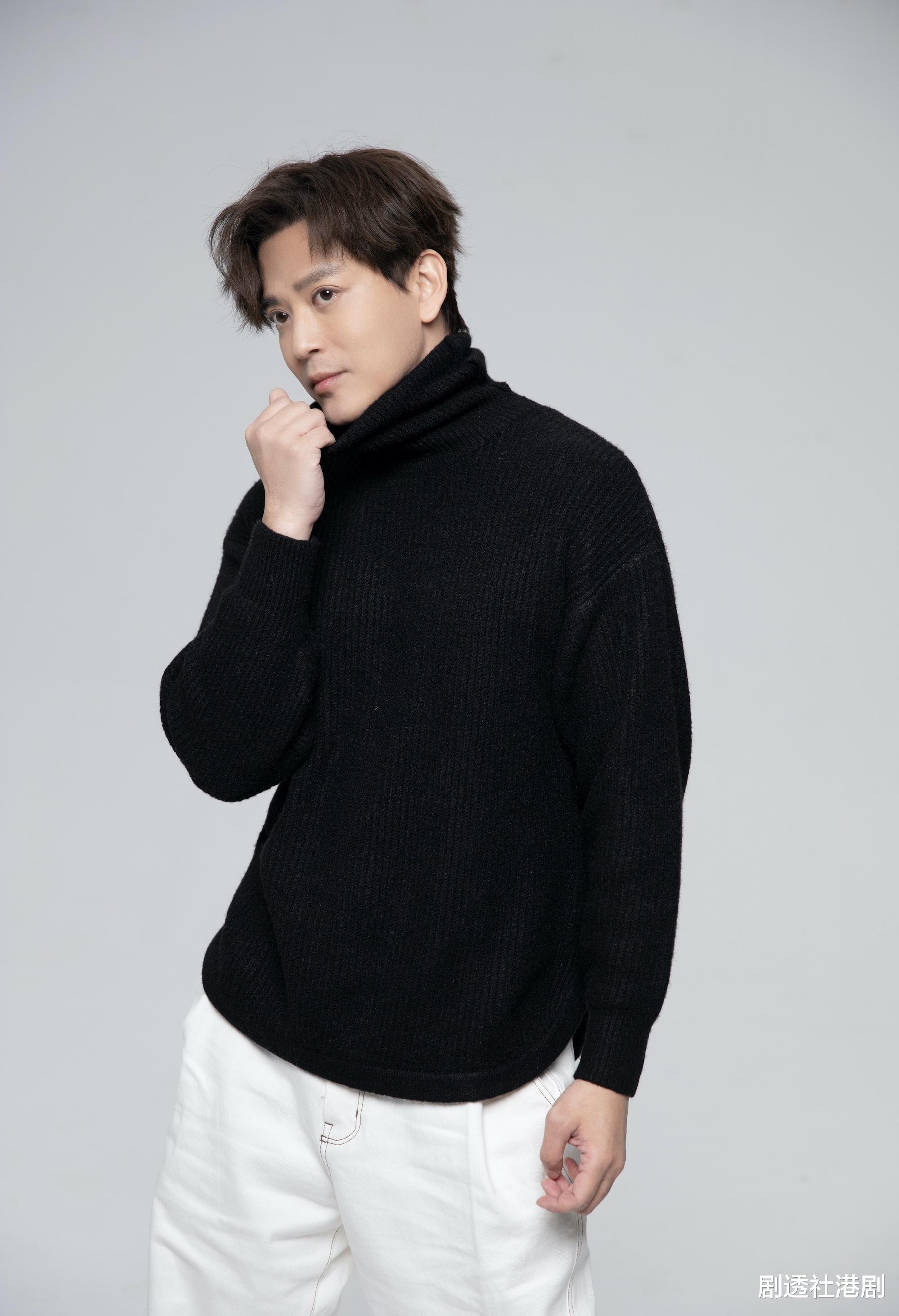 香港知名男星近况曝光！出席活动眼睛浮肿，面部僵硬被指整容过度