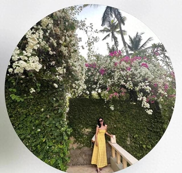 孙艺珍在公园玩秋千,她荡的好高,儿子甜豆向她挥手,玄彬站旁边