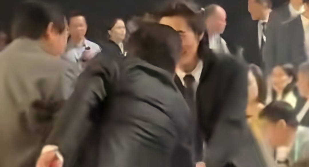 69岁陈宝国携妻子与好友聚会，69岁赵奎娥素颜出镜 低调现身！