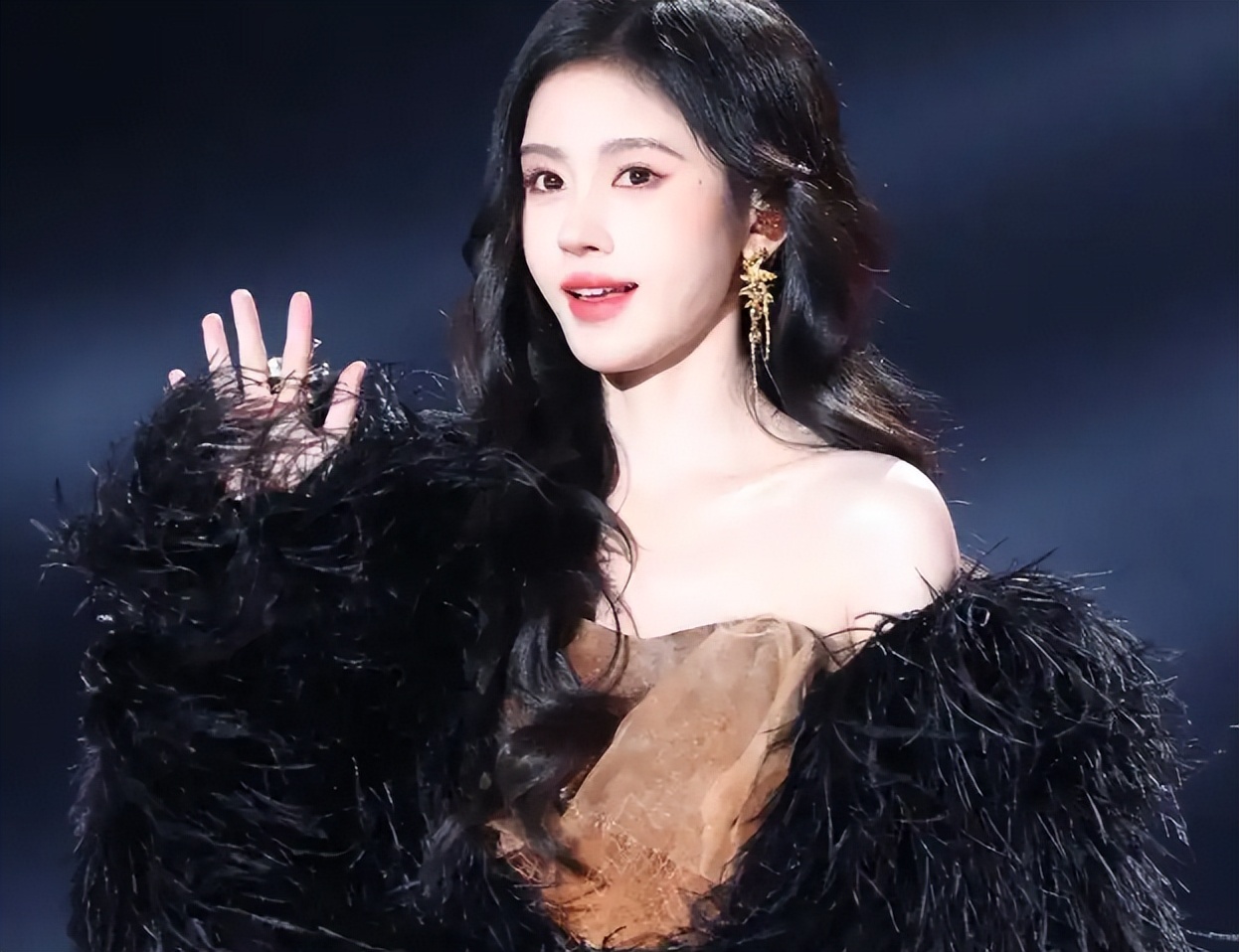 曝演员鞠婧祎涉嫌严重经济犯罪，公司掌握证据，全网实名公开举报