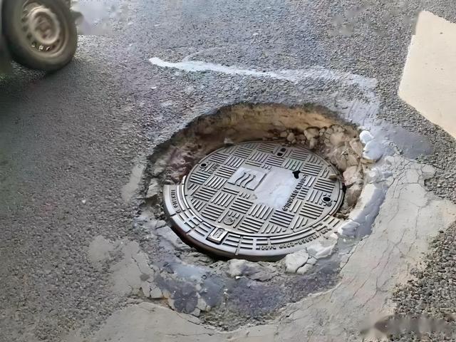 无论是新手还是老司机，路上别压这个东西，很容易报废轮胎