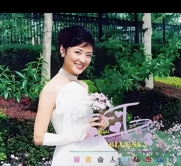 周涛年轻时美貌与气质并存,多款造型尽显优雅风韵