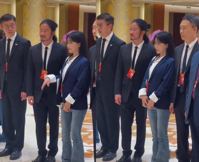 妈呀！吴京怎么了？留长头发梳丸子头！他不是硬汉吗？