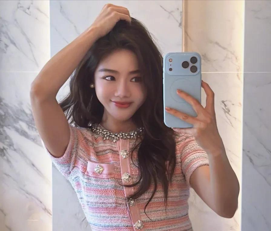 邓家佳翻车!2026年唯一公开发“LNY”的中国明星,评论区沦陷!