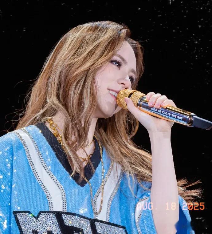 谢霆锋现身邓紫棋演唱会被偶遇，与郑希怡女儿玩自拍，张柏芝发文