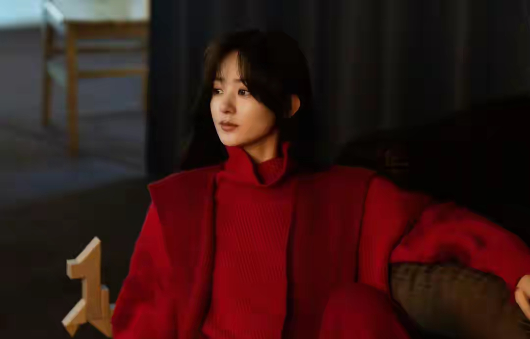 赵丽颖一袭红衣配微卷披肩长发，美得好耀眼