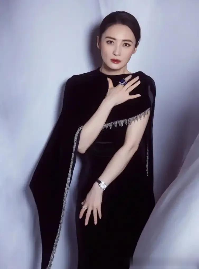 被49岁的蒋勤勤打扮惊艳了：头发蓬松，穿衣简约，却更显高级时髦