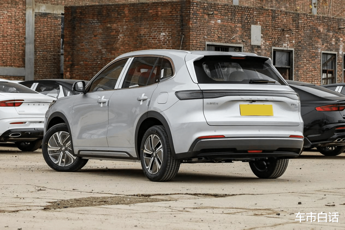 国产顶流的对决!星舰7 EM-i对上宋PLUS DM-i,谁的赢面更大?