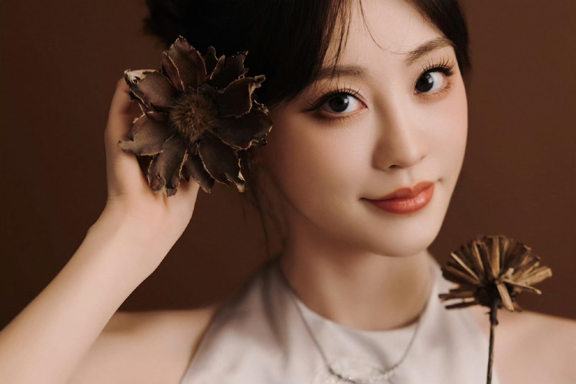 祝绪丹穿露背旗袍亮相！身段玲珑，古典韵味太勾人