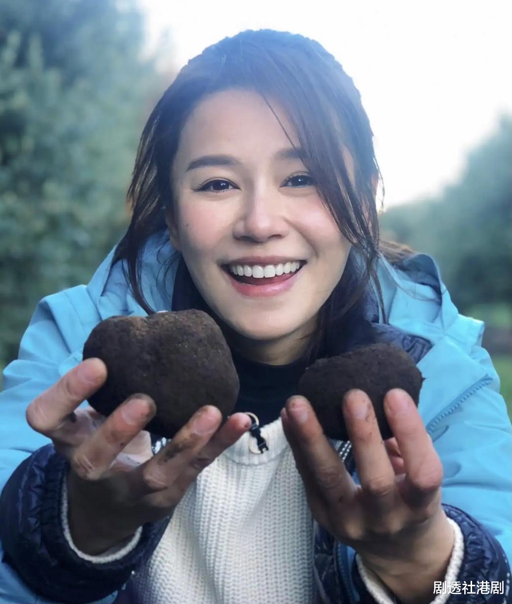 TVB恩爱夫妇晒幸福！首次一家三口过中秋，女方因心疼老公急复出