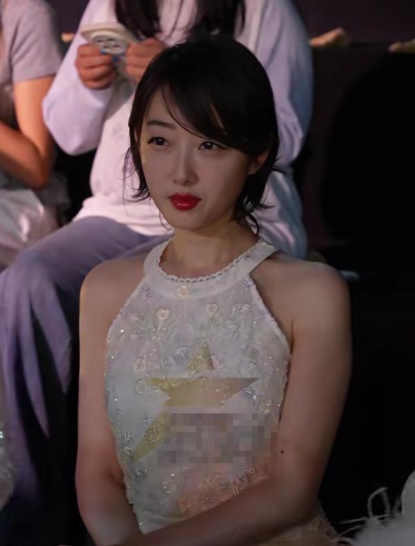 上海时装周，褶子多脸僵又肿、戴假发的董璇，被整容脸网红抢了镜